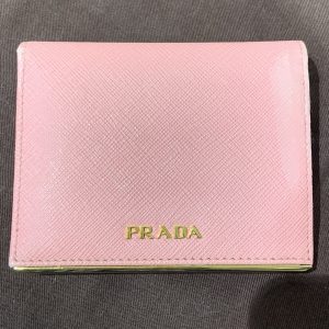 プラダ/PRADA 1MV204 サフィアーノ×メタル 2つ折り財布 ピンク1