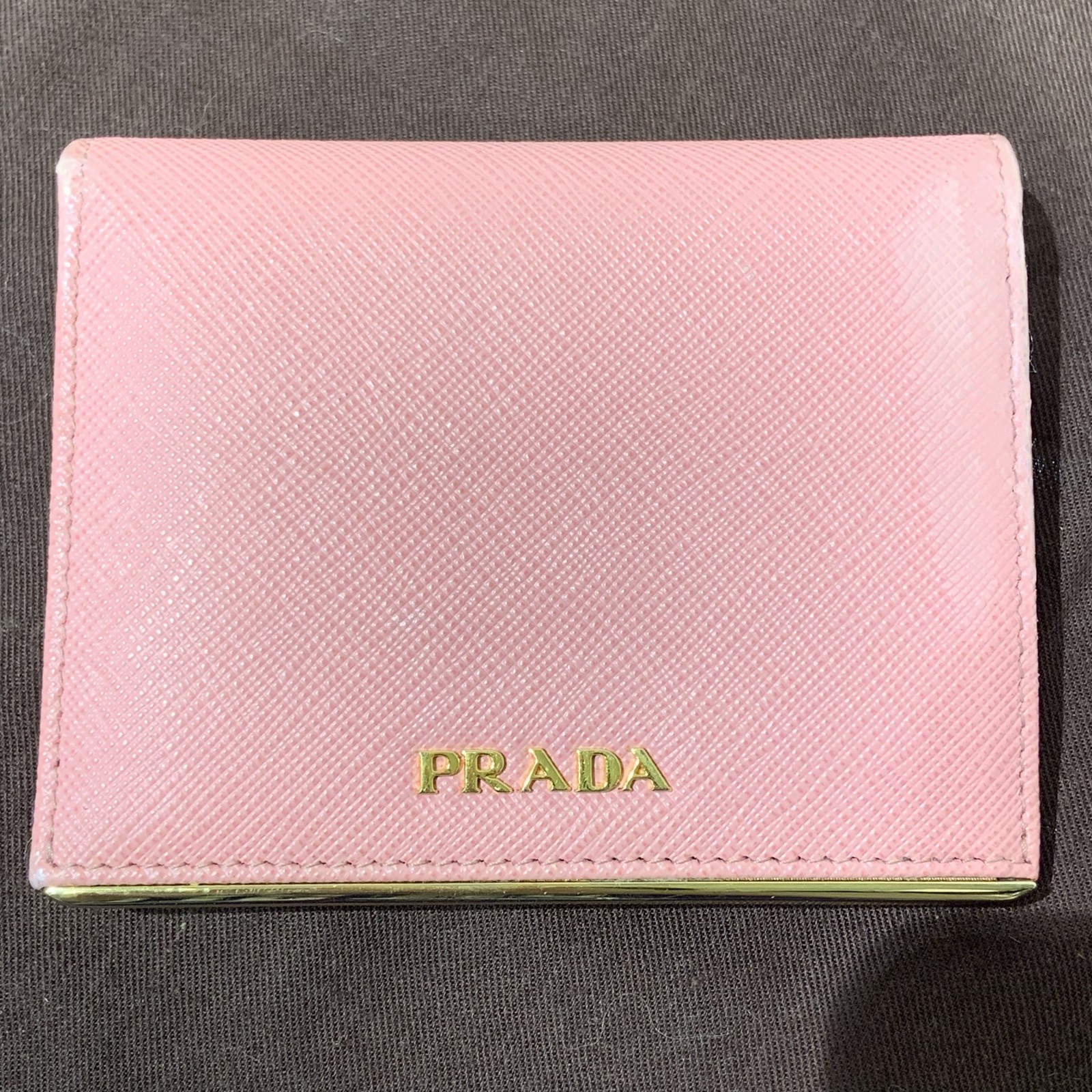 プラダ/PRADA 1MV204 サフィアーノ×メタル 2つ折り財布 ピンク1